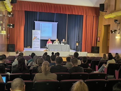 Imagen de la inauguración de la jornada en la que aparece el director de la Cátedra, la alcaldesa de Enguera y el director del IES Enguera